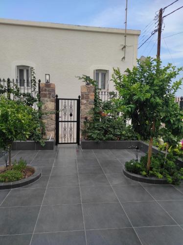 a driveway with a gate in front of a house at To Pefko in Perdhika