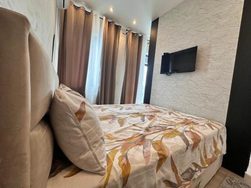 une chambre avec un lit et une télévision à écran plat dans l'établissement MILO Lux Apartments 3 - Belgrade Waterfront -Galerija, à Sajmište