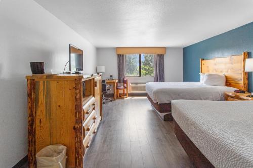 una camera d'albergo con due letti e una finestra di Studio 6 Suites Butte MT I-90 I-15 a Butte