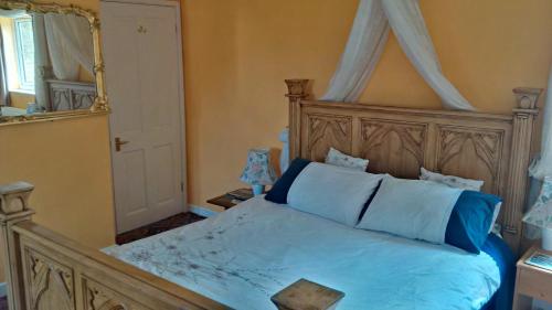 A bed or beds in a room at Hethersett Lodge 