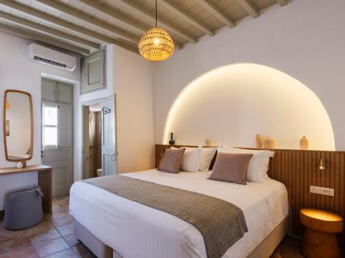 una camera con un grande letto e una grande sfera di Mr & Mrs Mykonos The Residence a Mykonos Città