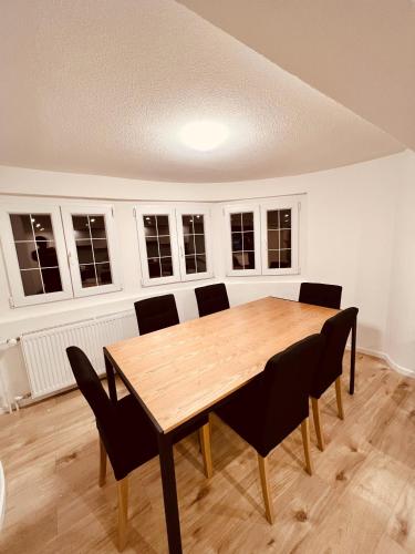 a dining room with a wooden table and chairs at Gemütliches Wohnung für Familien und Gruppen in Küblis