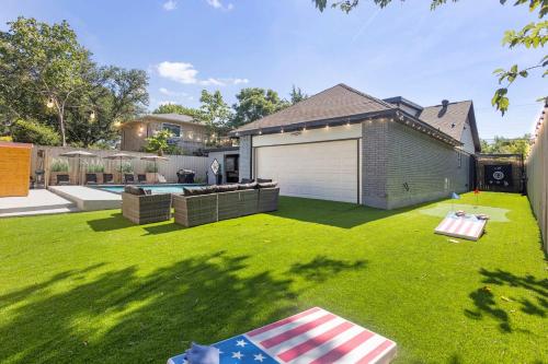 a yard with an american flag on the grass at Family Paradise Playhouse includes Pool and Gameroom in Dallas