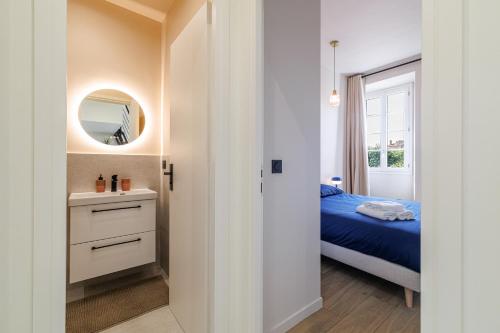 une petite chambre avec un lit et un miroir dans l'établissement PLACE MASSENA Coulée Verte, à Nice