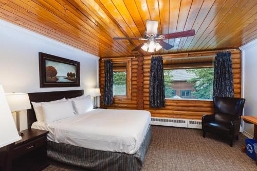 a bedroom with a bed and a ceiling fan at Overlander Mountain Lodge in Jasper