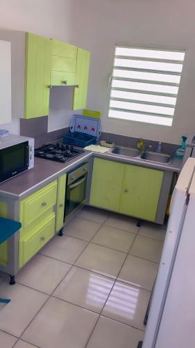 Kuchyň nebo kuchyňský kout v ubytování Maison tartanaise