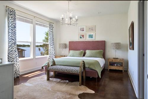 Ένα ή περισσότερα κρεβάτια σε δωμάτιο στο Cozy Lakehouse + Boat Access