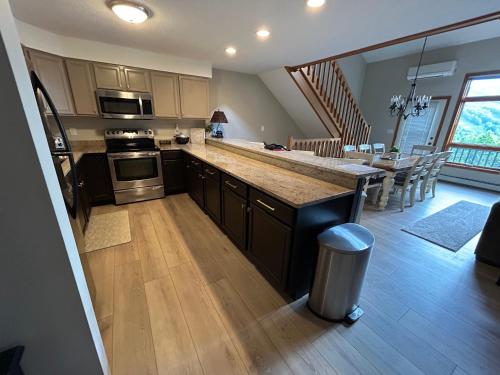 Dapur atau dapur kecil di The Timberview - 4 Bedroom Air Conditioned Townhouse