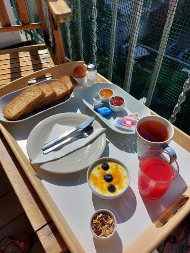 Comida en la habitación en casa particular o alrededores
