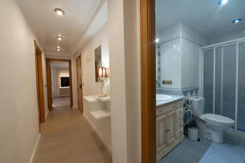 a bathroom with a toilet and a sink at Holiday Beach Centro in Santa Pola