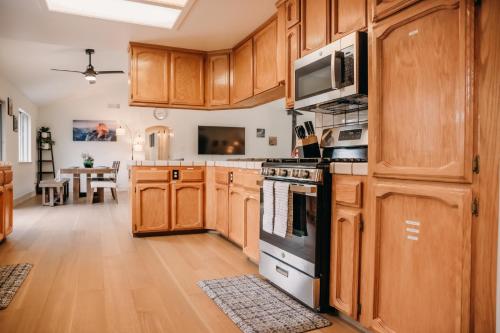 Dapur atau dapur kecil di The Granite Retreat