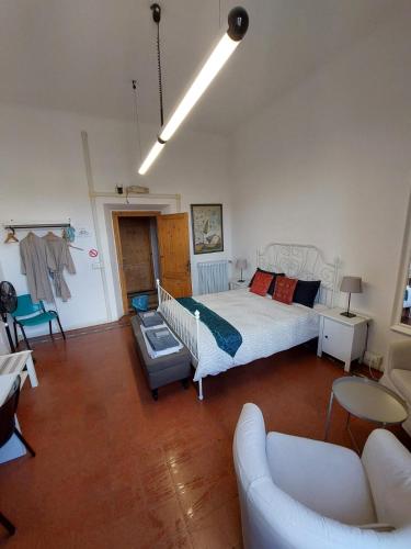 ein Wohnzimmer mit einem Bett und einer Couch in der Unterkunft Cadorna in Florenz