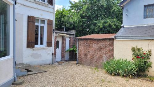 an outside view of a house with a brick wall at Le Gentil 'Home - Hypercentre - proche Cathédrale in Évreux