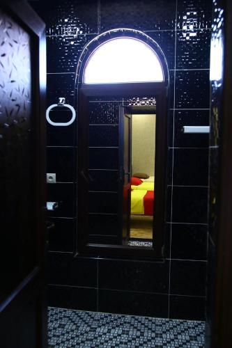 a room with a mirror and a bed in a room at Hotel Meskhuri Oda in Akhaltsikhe