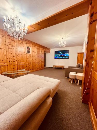 a large room with a large bed and a couch at Gemütliches und geräumiges Apartment für Familien und Gruppen mit Seeblick in Heiden