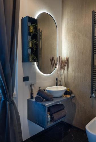 a bathroom with a sink and a mirror at Fenili Belasi - appartamento con giardino a 5min da Brescia in Castel Mella