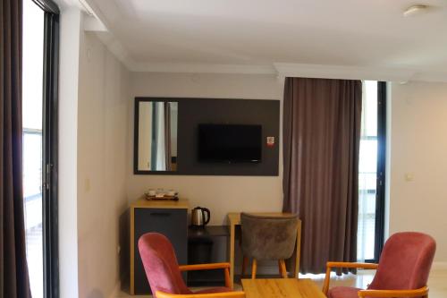 Una televisión o centro de entretenimiento en HANN OTEL