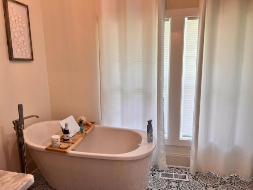 Bilik mandi di Historic Vibes, Modern Comfort