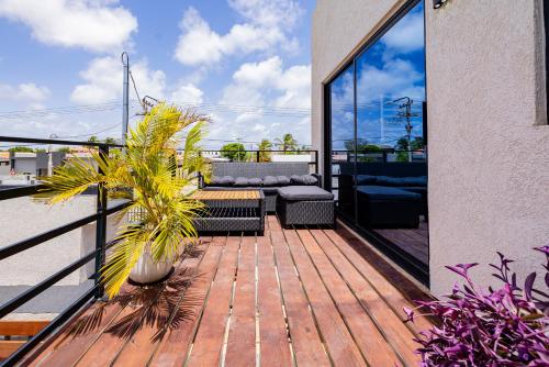 オラニエスタッドにあるWaraWara Condominiumのデッキ(ソファ、椅子付)