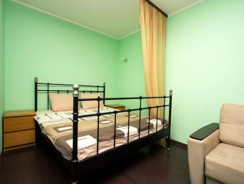 モスクワにあるApartLux Yugo-Zapadnaya Studioのベッドルーム1室(ベッド1台、椅子、ソファ付)