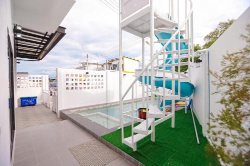 a balcony with a ladder and a pool at บ้านพักเขาใหญ่ ลูกแก้วพูลวิลล่า Lookkaew Pool Villa Khaoyai in Ban Rai Khlong Sai