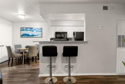 Dapur atau dapur kecil di Furnished Apartments in University Hills