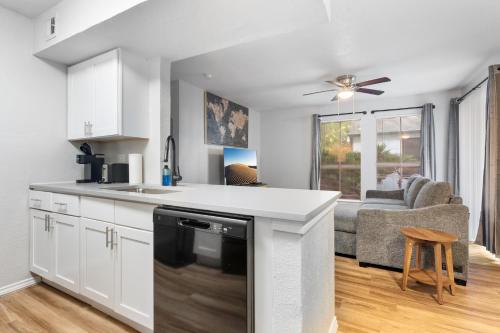 Dapur atau dapur kecil di Furnished Apartments in University Hills