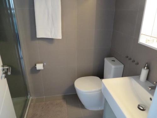 y baño con aseo, lavabo y ducha. en Arenales del Mar Menor - 7808, en La Manga del Mar Menor