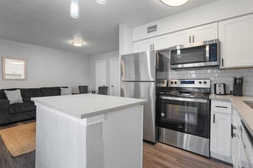 Dapur atau dapur kecil di Furnished Apartments in University Hills