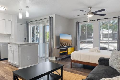 Dapur atau dapur kecil di Furnished Apartments in University Hills