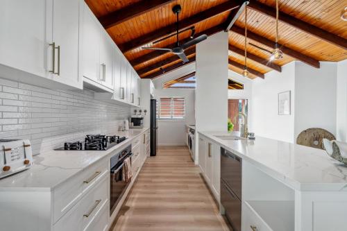 Una cocina o zona de cocina en Driftwood On Wonga