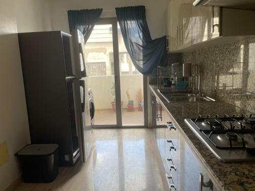 Kuchyň nebo kuchyňský kout v ubytování APPARTEMENT HAUT STANDING proche gare casa voyageur