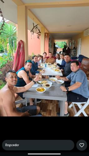 a group of people sitting at a table eating food at Hotel Campestre Villa Alicia in Estación El Salto
