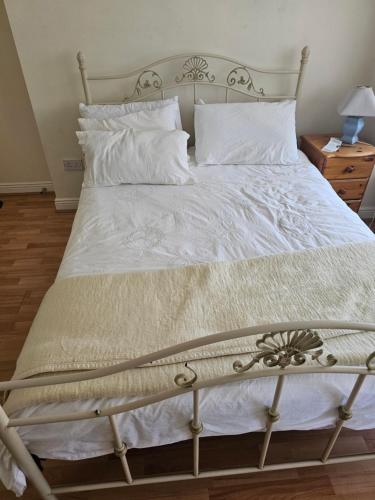 ダブリンにあるLuxury Stayの白いシーツと枕が備わった大きなベッド