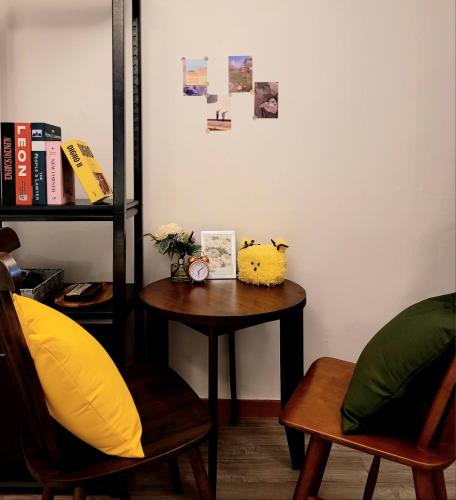 a room with a table and two chairs and a shelf at Daon Stay in Seoul