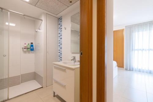 Apartamento con Vistas al mar, Piscina y Pista de Paddle