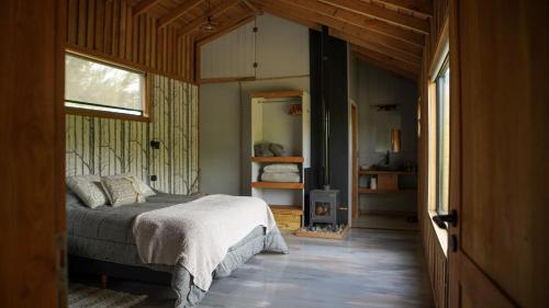 a bedroom with a bed in a room at Monte del Tigre Adventure Lodge in Cholila