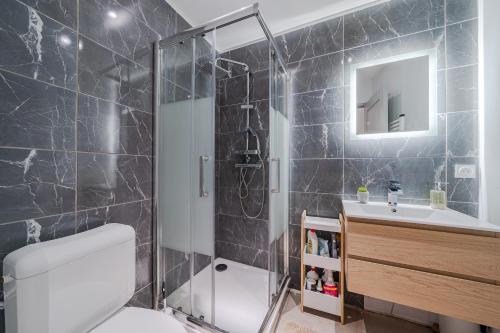 a bathroom with a shower and a toilet and a sink at Séjour Confort - Proche Gare & Centre - Futuroscope 1 in Châtellerault