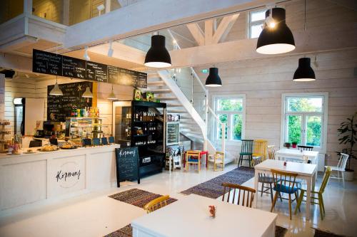 a restaurant with tables and chairs in a room at Köpmans in Nauvo