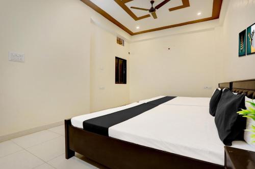 Postel nebo postele na pokoji v ubytování Hotel O Yatharth Inn Paying Guest House