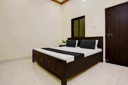 Un dormitorio con una cama grande en una habitación. en Hotel O Yatharth Inn Paying Guest House, en Varanasi