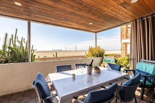 Балкон или терраса в Oceanfront Oasis