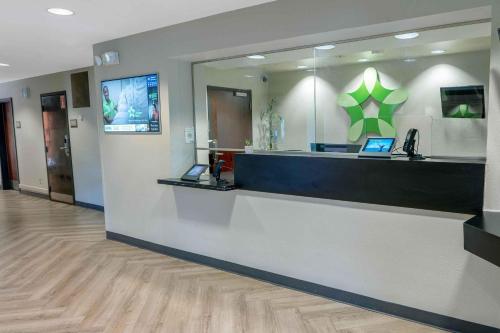 a lobby with a cash counter in a hospital at Extended Stay America Suites - Seattle - Mukilteo in Mukilteo