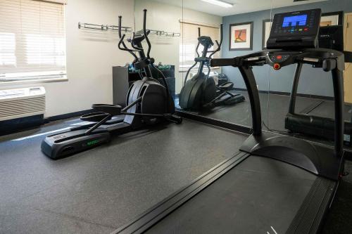 Extended Stay America Suites - Boca Raton - Commerceにあるフィットネスセンターまたはフィットネス設備
