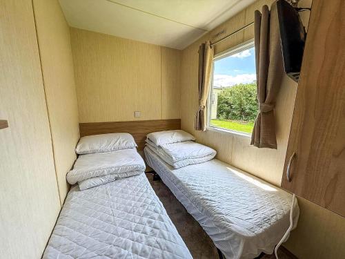 Postel nebo postele na pokoji v ubytování Superb Caravan With Free Wifi At Southview Park Ref 33033E