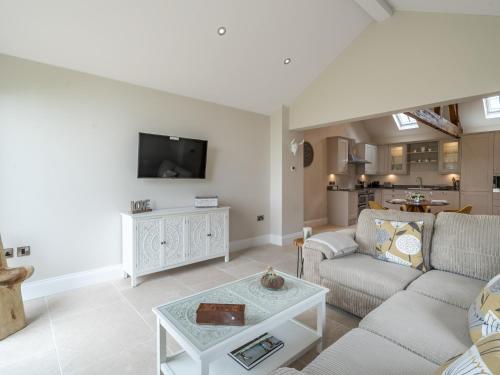 una sala de estar con un sofá y una mesa en Uk34189 - The Shippon, en Arkholme