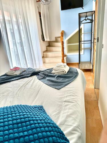 un letto con piumone blu in una camera di Casinha do Carapau - Nazaré a Nazaré