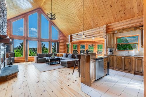 Kuchyň nebo kuchyňský kout v ubytování Fiddler Lake Resort Chalet 81 Deer
