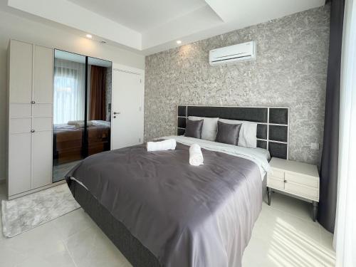 a bedroom with a large bed in a room at Annabella Residence in Alanya
