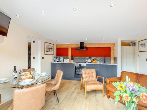 a kitchen and dining room with a table and chairs at Fioled - Uk40267 in Llangadfan